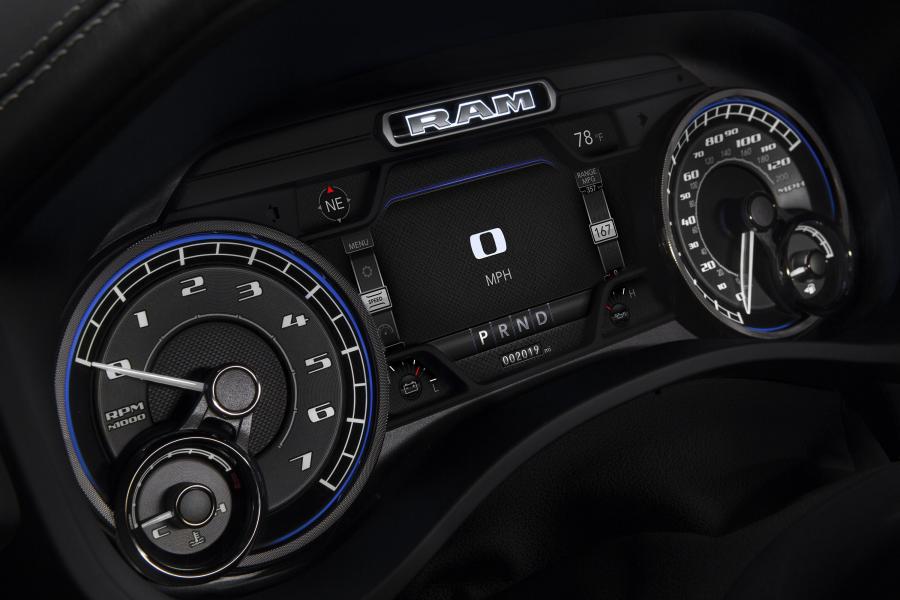 Панель приборов Ram 1500 Limited Crew Cab (DT) 2018 года  (фото 9 из 40)